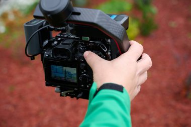 Yetenekli bir video ekibi profesyonel kameraları ve ekipmanları titizlikle hazırlar. Her detayın mükemmel olmasını sağlamak için bir video klip çekimine hazırlanırlar..