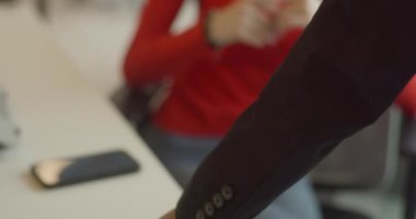 Aa modern, sarışın iş kadını yönetmeniyle konuşuyor, yaklaşan iş sorunlarını tartışıyor ve profesyonel iletişimin ve stratejik planlamanın özünü gözler önüne seriyor.