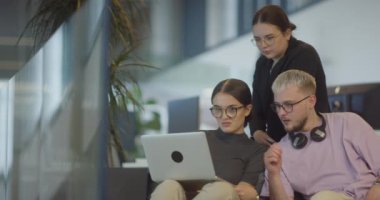 Çeşitli meslektaş grupları iş tecrübelerini paylaşıyor, işbirliği içinde problem çözüyor ve rahat, modern bir ofis içinde birlikte çalışarak takım çalışmasının değerini gösteriyor.