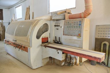 CNC kesme makinelerinin ve çeşitli ahşap işleme ekipmanlarının sergilendiği bir ahşap işleme tesisinin iç görünümü.