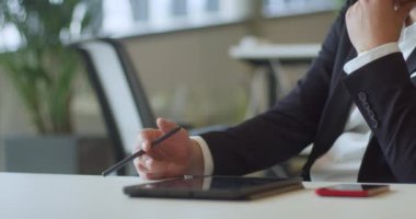 İşletme ofisindeki uygun bir yönetici, iş dünyasındaki stratejik düşünce ve karar verme mekanizmasını örnek alarak, yeni iş girişimlerini tasarlamak için bir kalem kullanır.. 