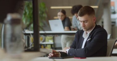 İşletme ofisindeki uygun bir yönetici, iş dünyasındaki stratejik düşünce ve karar verme mekanizmasını örnek alarak, yeni iş girişimlerini tasarlamak için bir kalem kullanır.. 