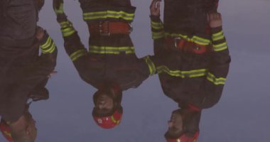 Sudaki yansıma gösteriyor ki, özel donanımlı itfaiyecilerden oluşan bir ekip zor durumdaki insanları kurtarmak için yüksek riskli ve hayat kurtaran bir göreve çıkıyor.