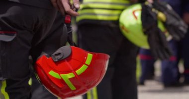 İtfaiyecilerden oluşan bir ekip, başarılı bir operasyondan sonra bu kahramanlar arasındaki güçlü bağı ve dostluğu göstermek ve sevinç ve rahatlama duygularını paylaşmak için bir araya geliyor.. 