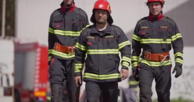 Sudaki yansıma gösteriyor ki, özel donanımlı itfaiyecilerden oluşan bir ekip zor durumdaki insanları kurtarmak için yüksek riskli ve hayat kurtaran bir göreve çıkıyor.