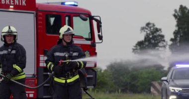 İtfaiyeciler yangını kontrol etmek için alevlerle savaşır, yayılmak için değil. İtfaiyeci endüstriyel ve kamu güvenliği kavramı. Trafik ya da araba kazası kurtarma ve eyleme yardım. Yüksek kalite fotoğraf