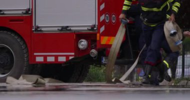 İtfaiyecilerden oluşan özel bir ekip bir itfaiye aracından hortumları alıyor ve tehlikeli bir tehlikeyle mücadele etmedeki cesaret ve profesyonel uzmanlıklarını sergileyerek, yanan bir yangını söndürmek için tehlikeli bir göreve çıkıyorlar.