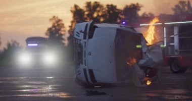 İtfaiyeciler yangını kontrol etmek için alevlerle savaşır, yayılmak için değil. İtfaiyeci endüstriyel ve kamu güvenliği kavramı. Trafik ya da araba kazası kurtarma ve eyleme yardım. Yüksek kalite fotoğraf