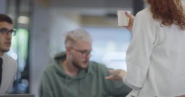 Girişim alanında beyin fırtınası yapan bir grup iş adamı iş projelerini, yatırımları ve sorunları çözmeyi tartışıyor.