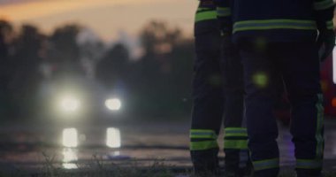 İtfaiyeciler yangını kontrol etmek için alevlerle savaşır, yayılmak için değil. İtfaiyeci endüstriyel ve kamu güvenliği kavramı. Trafik ya da araba kazası kurtarma ve eyleme yardım. Yüksek kalite fotoğraf