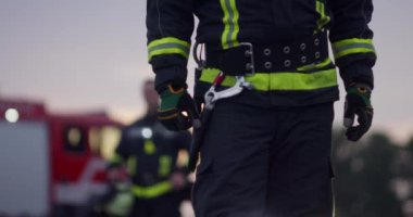 Koruyucu kıyafetli kahraman bir itfaiyecinin portresi. İtfaiyeci itfaiyecisi ya da gece veya gündüz araba kazası kurtarma operasyonu. Yüksek kalite fotoğraf