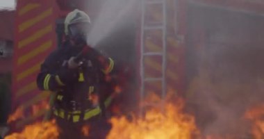 İtfaiyeciler yangını kontrol etmek için alevlerle savaşır, yayılmak için değil. İtfaiyeci endüstriyel ve kamu güvenliği kavramı. Trafik ya da araba kazası kurtarma ve eyleme yardım. Yüksek kalite fotoğraf