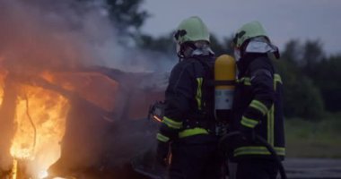 İtfaiyeciler yangını kontrol etmek için alevlerle savaşır, yayılmak için değil. İtfaiyeci endüstriyel ve kamu güvenliği kavramı. Trafik ya da araba kazası kurtarma ve eyleme yardım. Yüksek kalite fotoğraf