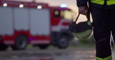 Koruyucu kıyafetli kahraman bir itfaiyecinin portresi. İtfaiyeci itfaiyecisi ya da gece veya gündüz araba kazası kurtarma operasyonu. Yüksek kalite fotoğraf