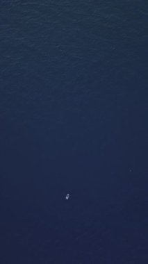 Bir yaz gününde sürat teknesinin havadan görünüşü. Sürat teknesi denizde sekizinci döngü döner ve sonsuz gelecek konsepti ya da metaevren logosu oluşturur. Yüksek kalite 4k dikey görüntü