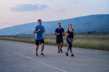 Çeşitli koşuculardan oluşan bir grup, yaklaşan bir yarışma için, gün batımının nefes kesen arka planına karşı birlikte antrenman yaparken, birbirlerinde motivasyon ve ilham buluyor.. 