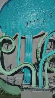 Güneşli yaz günlerinde güneşlenmeyi ve dinlenmeyi, mavi su havuzlarında yüzmeyi, havadan çekim yapmayı seven insanların en iyi görüntüsü. Yüksek kalite 4k dikey görüntü