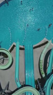 Güneşli yaz günlerinde güneşlenmeyi ve dinlenmeyi, mavi su havuzlarında yüzmeyi, havadan çekim yapmayı seven insanların en iyi görüntüsü. Yüksek kalite 4k dikey görüntü