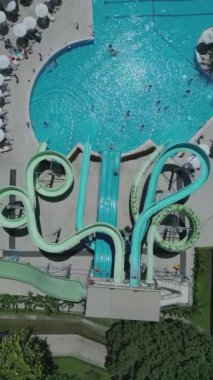 Güneşli yaz günlerinde güneşlenmeyi ve dinlenmeyi, mavi su havuzlarında yüzmeyi, havadan çekim yapmayı seven insanların en iyi görüntüsü. Yüksek kalite 4k dikey görüntü