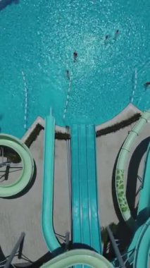 Güneşli yaz günlerinde güneşlenmeyi ve dinlenmeyi, mavi su havuzlarında yüzmeyi, havadan çekim yapmayı seven insanların en iyi görüntüsü. Yüksek kalite 4k dikey görüntü