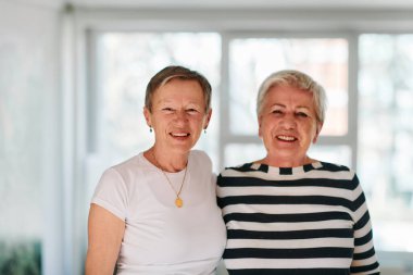 İki yaşlı arkadaş, başarılı antrenmanlarını ve arkadaşlıklarının gücünü kutlamak için neşeli bir kucaklaşmayı paylaşıyor..