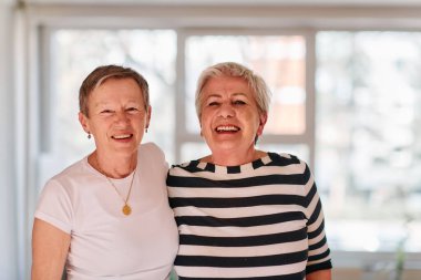 İki yaşlı arkadaş, başarılı antrenmanlarını ve arkadaşlıklarının gücünü kutlamak için neşeli bir kucaklaşmayı paylaşıyor..