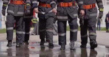 Özel giyimli ve gelişmiş ekipmanlarla donatılmış özel bir itfaiye birimi tehlikeli bir yangın söndürme görevine çıkıyor.