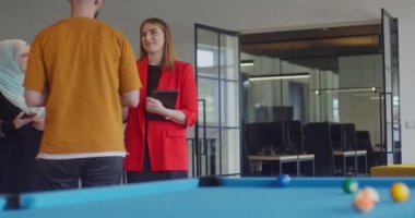 Çeşitli iş arkadaşları, modern bir girişim ofisindeki iş arkadaşları tarafından çevrelenmiş, takım çalışması, yenilik ve sorun üzerine tartışmalara giriyorlar.