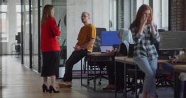 Çeşitli iş arkadaşları, modern bir girişim ofisindeki iş arkadaşları tarafından çevrelenmiş, takım çalışması, yenilik ve sorun üzerine tartışmalara giriyorlar.