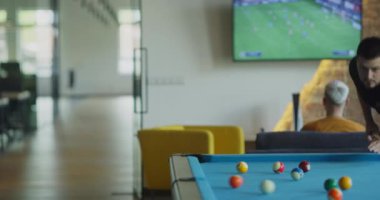 Çeşitli girişimci grupları, bilardo ve video oyunları, modern ofis ortamında takım bağlarını geliştirme ve gevşeme gibi çeşitli oyunlardan zevk almak için işe ara veriyor.