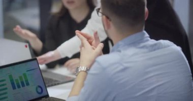 Çeşitli meslekdaşlardan oluşan bir grup, takım çalışması, üretkenlik ve dinamik bir şirket ortamını örnek alarak, modern bir ofiste çeşitli iş görevlerini birlikte ve verimli bir şekilde yerine getiriyor.