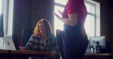 Modern iş kadınlarından oluşan bir ekip dinamik bir tartışmaya girişiyor, projeler üzerinde işbirliği yapıyor ve iş sorunlarına yenilikçi çözümler bulmak için birlikte çalışıyorlar.. 