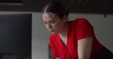 Modern iş kadınlarından oluşan bir ekip dinamik bir tartışmaya girişiyor, projeler üzerinde işbirliği yapıyor ve iş sorunlarına yenilikçi çözümler bulmak için birlikte çalışıyorlar.. 