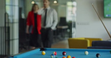 Çeşitli girişimci grupları, bilardo ve video oyunları, modern ofis ortamında takım bağlarını geliştirme ve gevşeme gibi çeşitli oyunlardan zevk almak için işe ara veriyor.