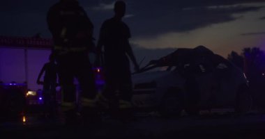 Cesur İtfaiyeciler Takımının yürüyüşü bittikten sonra. Sağlık ve İtfaiye Ekibi Trafik Kazasında İtfaiyeyle Mücadele, Sigorta ve Halkı Kurtarma Konsepti