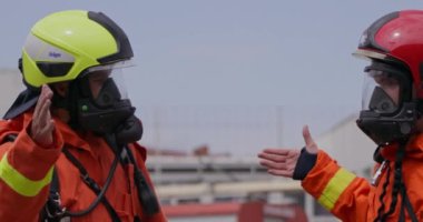 İtfaiyecilerden oluşan bir ekip, başarılı bir operasyondan sonra bu kahramanlar arasındaki güçlü bağı ve dostluğu göstermek ve sevinç ve rahatlama duygularını paylaşmak için bir araya geliyor.. 
