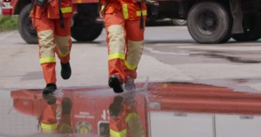 İtfaiyecilerden oluşan özel bir ekip bir itfaiye aracından hortumları alıyor ve tehlikeli bir tehlikeyle mücadele etmedeki cesaret ve profesyonel uzmanlıklarını sergileyerek, yanan bir yangını söndürmek için tehlikeli bir göreve çıkıyorlar.