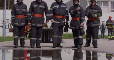Özel giyimli ve gelişmiş ekipmanlarla donatılmış özel bir itfaiye birimi tehlikeli bir yangın söndürme görevine çıkıyor.