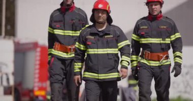 Sudaki yansıma gösteriyor ki, özel donanımlı itfaiyecilerden oluşan bir ekip zor durumdaki insanları kurtarmak için yüksek riskli ve hayat kurtaran bir göreve çıkıyor.