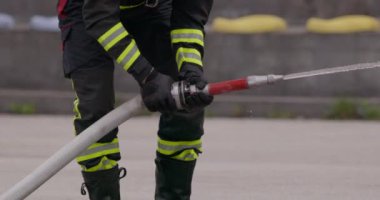 İtfaiyecilerden oluşan özel bir ekip bir itfaiye aracından hortumları alıyor ve tehlikeli bir tehlikeyle mücadele etmedeki cesaret ve profesyonel uzmanlıklarını sergileyerek, yanan bir yangını söndürmek için tehlikeli bir göreve çıkıyorlar.