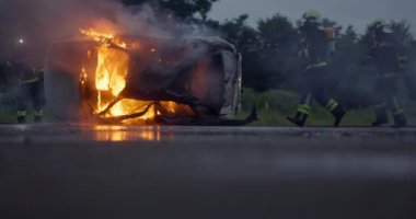 İtfaiyeciler yangını kontrol etmek için alevlerle savaşır, yayılmak için değil. İtfaiyeci endüstriyel ve kamu güvenliği kavramı. Trafik ya da araba kazası kurtarma ve eyleme yardım. Yüksek kalite fotoğraf