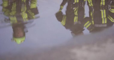 Sudaki yansıma gösteriyor ki, özel donanımlı itfaiyecilerden oluşan bir ekip zor durumdaki insanları kurtarmak için yüksek riskli ve hayat kurtaran bir göreve çıkıyor.