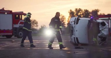 Cesur İtfaiyeciler Takımının yürüyüşü bittikten sonra. Sağlık ve İtfaiye Ekibi Trafik Kazasında İtfaiyeyle Mücadele, Sigorta ve Halkı Kurtarma Konsepti