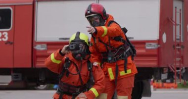 Bir grup uzman itfaiyeci, tehlikeli yangın bölgelerini tespit etmek ve değerlendirmek için termal kamera kullanıyor. Bu da yüksek sıcaklıklarla etkin bir şekilde savaşmada ileri teknoloji ve uzmanlıklarını gösteriyor.