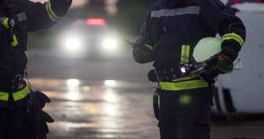 Koruyucu kıyafetli kahraman bir itfaiyecinin portresi. İtfaiyeci itfaiyecisi ya da gece veya gündüz araba kazası kurtarma operasyonu. Yüksek kalite fotoğraf