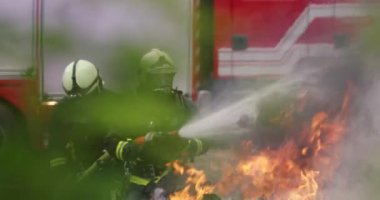 İtfaiyeciler yangını kontrol etmek için alevlerle savaşır, yayılmak için değil. İtfaiyeci endüstriyel ve kamu güvenliği kavramı. Trafik ya da araba kazası kurtarma ve eyleme yardım. Yüksek kalite fotoğraf