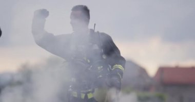 Koruyucu kıyafetli kahraman bir itfaiyecinin portresi. İtfaiyeci itfaiyecisi ya da gece veya gündüz araba kazası kurtarma operasyonu. Yüksek kalite fotoğraf