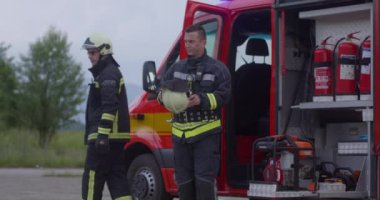 İtfaiyeciler yangını kontrol etmek için alevlerle savaşır, yayılmak için değil. İtfaiyeci endüstriyel ve kamu güvenliği kavramı. Trafik ya da araba kazası kurtarma ve eyleme yardım. Yüksek kalite fotoğraf