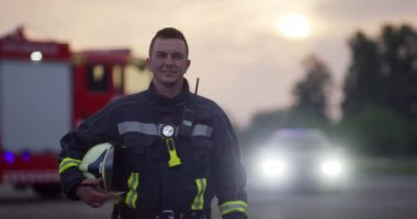 Koruyucu kıyafetli kahraman bir itfaiyecinin portresi. İtfaiyeci itfaiyecisi ya da gece veya gündüz araba kazası kurtarma operasyonu. Yüksek kalite fotoğraf