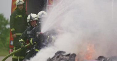 İtfaiyeciler yangını kontrol etmek için alevlerle savaşır, yayılmak için değil. İtfaiyeci endüstriyel ve kamu güvenliği kavramı. Trafik ya da araba kazası kurtarma ve eyleme yardım. Yüksek kalite fotoğraf
